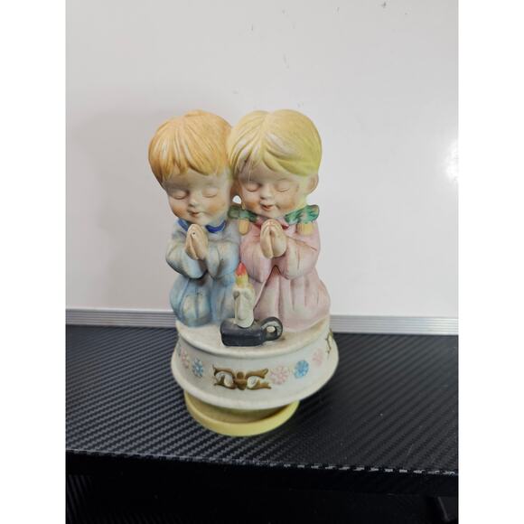 Price Boy and Girl praying Vintage Music Box - Picture 1 of 6